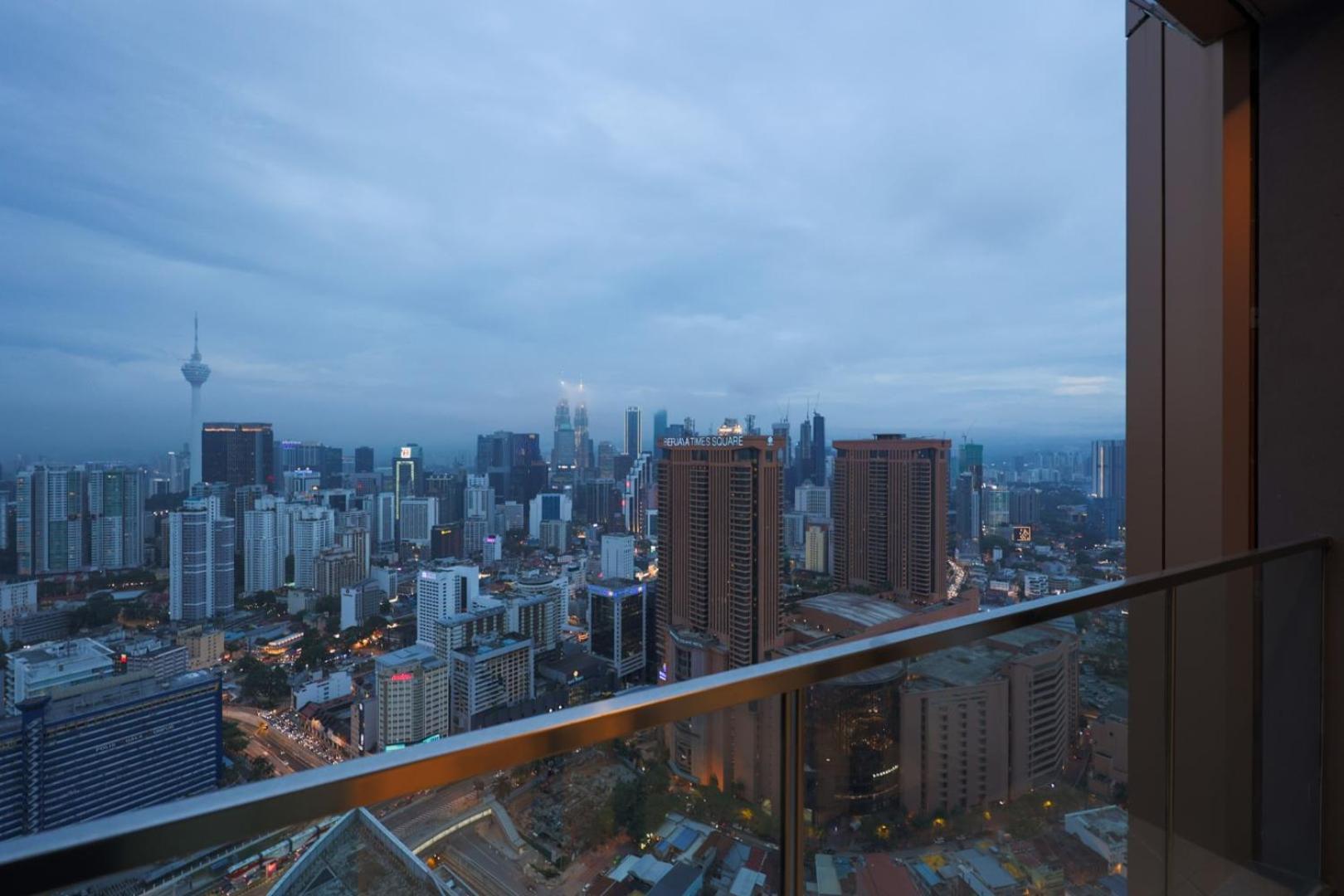 Lucentia At By Dreamcloud Apartment